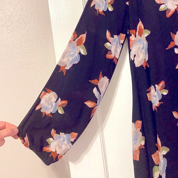 Crescent floral dress/lantern sleeves/open back - Picture 3 of 5